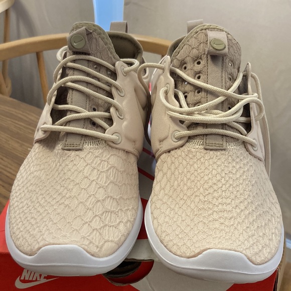 Nike Women’s Roshe Running Shoe in Oatmeal - Picture 3 of 6